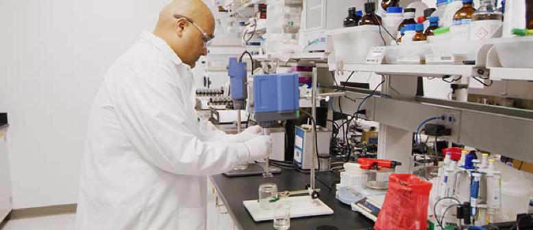 Chercheur travaillant dans un laboratoire