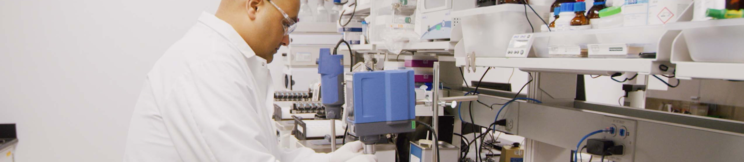 Chercheur travaillant dans un laboratoire