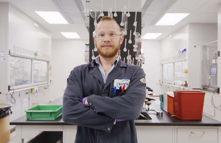 Scientifique travaillant dans un laboratoire