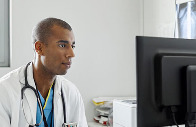 Professionnel de santé observant attentivement quelque chose